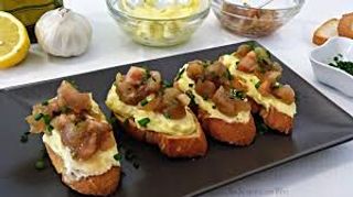 Tapa de pan tostado con tomate natural y alioli