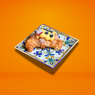 Croissant con crema e frutta di stagione