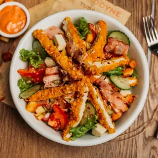 Salată cu șnitel crocant și bacon crispy