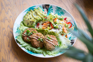 Falafel cu salată de crudități-produs de post