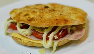 Lepinja sendvič sa purećom šunkom