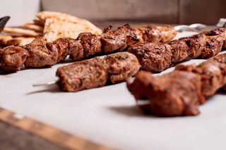 Мариновани агнешки шишчета с гарнитура (350г)