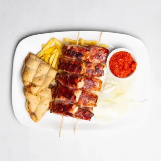 Pileći ražnjići u slanini