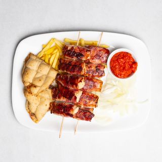 Pileći ražnjići u slanini