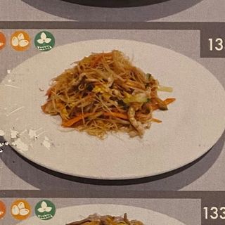 Spaghetti di riso con carne e verdure