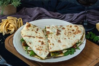 Пиадина с песто, сушени домати и сирене (300г)