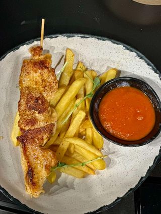 Курячий шашличок з картоплею фрі