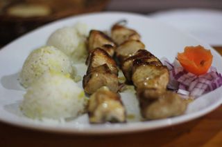 Pileći ražnjići sa prilogom 