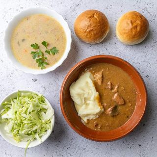 Obrok JUNEĆI GULAŠ SA PIREOM