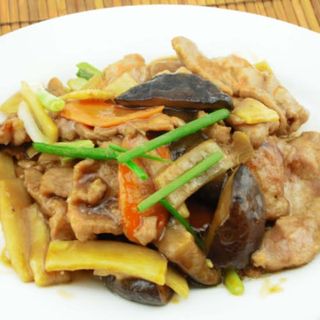 Cerdo Con Bambú Y Setas Chinas