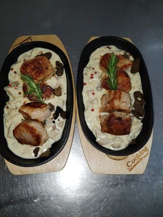 Muşchiuleţ de porc cu sos de hribi și trufe