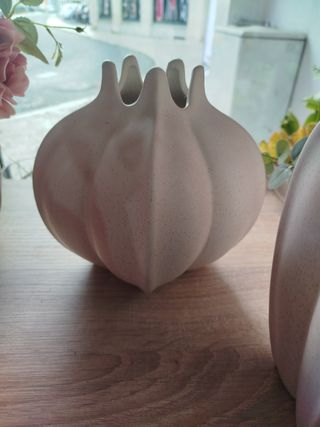 Jarra oval parece uma romã 