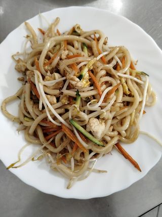 Spaghetti udon con pollo