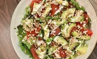 Insalata con salmone affumicato veg e avocado