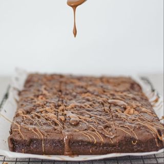 Brownie con una bola de helado
