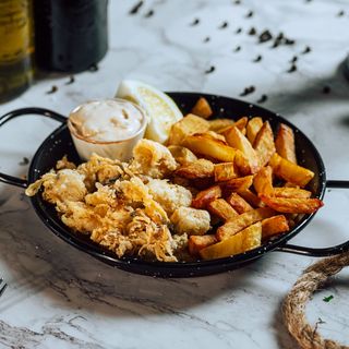 Calamar pane cu cartofi prăjiți 