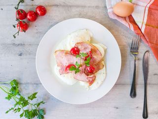 Яйца на очи с бекон и пармезан (4бр)