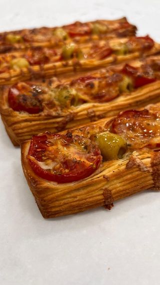 Слойка  с оливками и черри