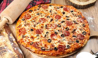 პიცა 8 ნაჭრიანი ლორით და ქამა სოკოთი