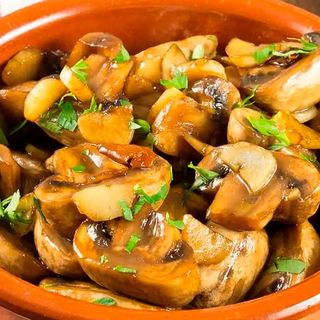 Champiñones al Ajillo