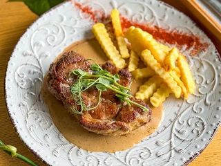 Stek wieprzowy z sosem pieprzowym i frytkami (340g)