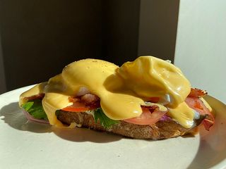 Яйце пашот з беконом та сиром чеддер (300g)