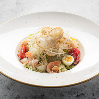 Салат цезарь с креветками