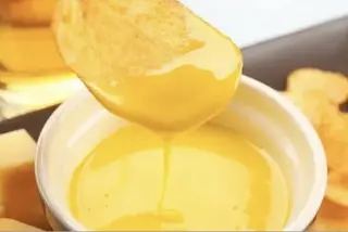 Salsa de queso Cheddar casero
