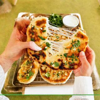 Pao indiano com queijo e alho