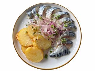 Скумбрія власного посолу з картоплею (200g)