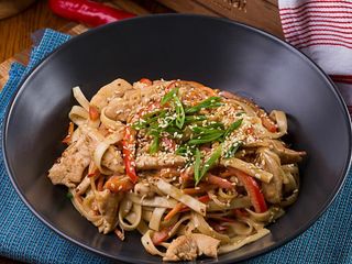Вок с курицей и кунжутным соусом (400 гр.)