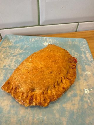 Empanadilla de tomate, atún y huevo