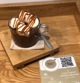 Chocolate A La Taza Con Nubes Y Topping De Toffee