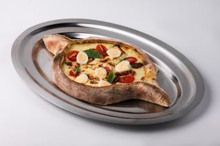 Chaczapuri-pizza “Cezar”