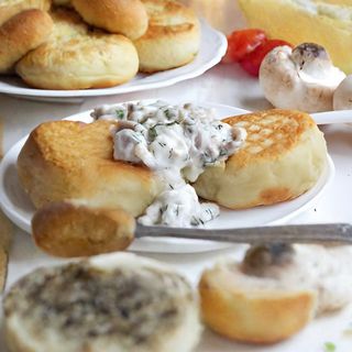 Картофельные биточки с грибами со сливочным соусом