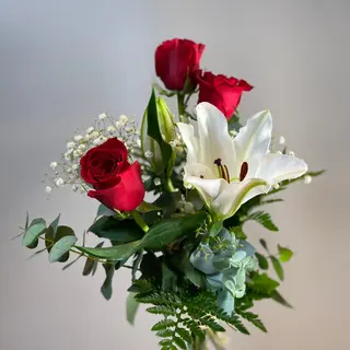 Tres Rosas rojas con Lilium
