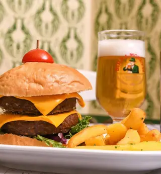 Dupli cheesburger sa pomfritom
