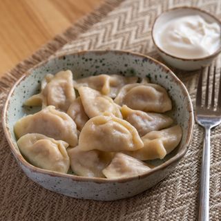 Вареники з капустою та сметаною (200/50 г)