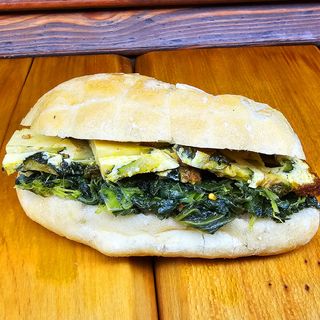 Panino con frittata di zucchine e cicoria ripassata