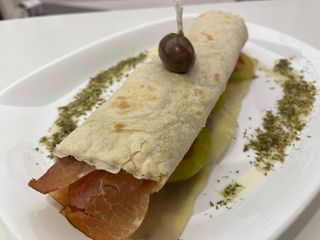 Piadina con Speck, hemmental, maionese, lattuga, pomodoro, sale e pepe