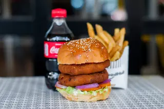 Veggie burger double with chips & soda