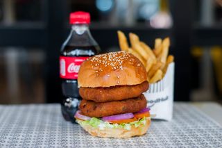 Veggie burger double with chips & soda
