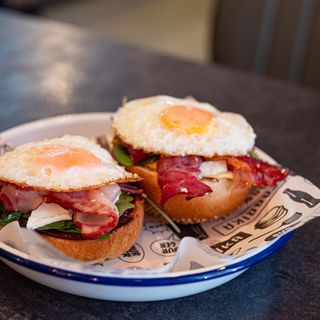 Jaje na oko sa pršutom