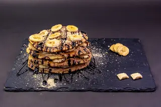 Američke palačinke sa kremom, plazmom i bananom