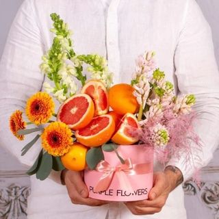 Cutie de primavara cu zambile, portocale si grapefruit