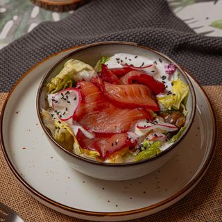 Tucani krastavci sa lososom u sosu od kremastog rena 300g