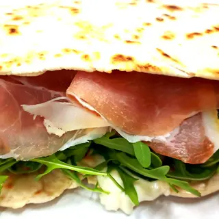 Piada crudo, squacquerone e rucola