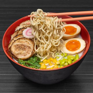 611.RAMEN CON CALDO MISO Y POLLO FRITO