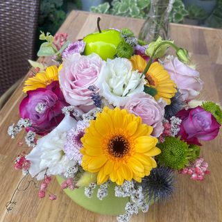  Aranjament în vas ceramic cu mixt de flori