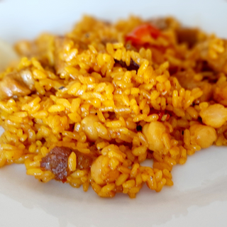 PAELLA DE POLLO, COSTILLAS Y GARBANZOS 